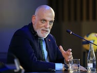 OPORTO (PORTUGAL), 16/12/2025.- El presidente de LaLiga, Javier Tebas, ofrece una rueda de prensa este martes en Oporto después de la reunión con su homólogo de la Liga Portugal, Reinaldo Teixeira, para reforzar el protocolo de colaboración que ya existe entre ambas ligas. EFE/ Estela Silva