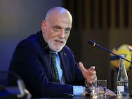 OPORTO (PORTUGAL), 16/12/2025.- El presidente de LaLiga, Javier Tebas, ofrece una rueda de prensa este martes en Oporto después de la reunión con su homólogo de la Liga Portugal, Reinaldo Teixeira, para reforzar el protocolo de colaboración que ya existe entre ambas ligas. EFE/ Estela Silva