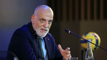 OPORTO (PORTUGAL), 16/12/2025.- El presidente de LaLiga, Javier Tebas, ofrece una rueda de prensa este martes en Oporto después de la reunión con su homólogo de la Liga Portugal, Reinaldo Teixeira, para reforzar el protocolo de colaboración que ya existe entre ambas ligas. EFE/ Estela Silva