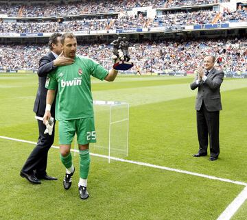 Portero veterano que llegó para ser suplente de Iker Casillas en 2007. Disputó tan sólo doce partidos con la camiseta blanca.