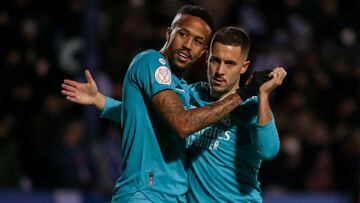 Hazard felicita a Militao tras el 0-1.