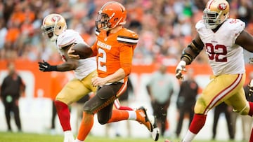 CLEVELAND, OH - DECEMBER 13: Quarterback Johnny Manziel #2 of the Cleveland Browns scrambles for a gain against the San Francisco 49ers during the second half at FirstEnergy Stadium on December 13, 2015 in Cleveland, Ohio. The Browns defeated the 49ers 24-10.   Jason Miller/Getty Images/AFP
 == FOR NEWSPAPERS, INTERNET, TELCOS &amp; TELEVISION USE ONLY ==