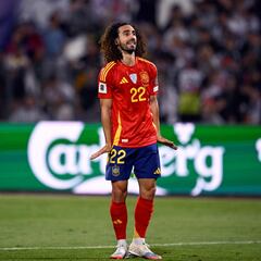 Cucurella celebra los goles imitando a los pingüinos en honor a su familia