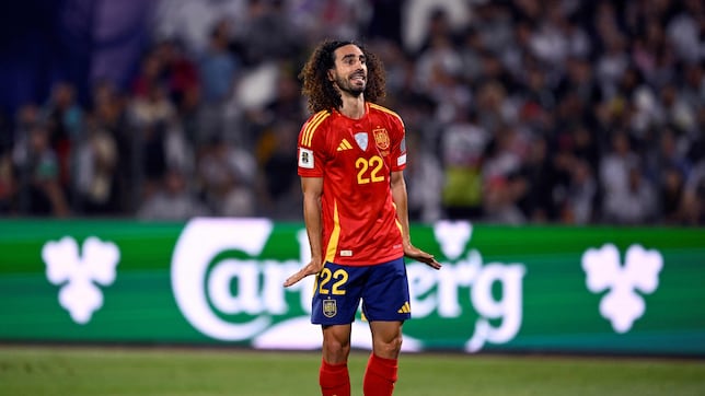 Cucurella celebra los goles imitando a los pingüinos en honor a su familia