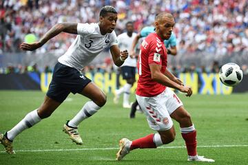 Martin Braithwaite y Presnel Kimpembe compiten por el balón.