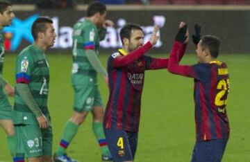 5-1. Cesc Fábregas celebra el quinto gol con Adriano.