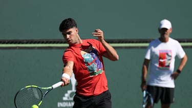 INDIAN WELLS, CALIFORNIA - MARCH 03: Carlos Alcaraz of Spain plays a forehand during a practice session watched closely by his coach Samuel Lopez at Indian Wells Tennis Garden on March 03, 2026 in Indian Wells, California. Clive Brunskill/Getty Images/AFP (Photo by CLIVE BRUNSKILL / GETTY IMAGES NORTH AMERICA / Getty Images via AFP)