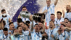 FILE PHOTO: Soccer Football - Copa America  2021 - Final - Brazil v Argentina - Estadio Maracana, Rio de Janeiro, Brazil - July 10, 2021 Argentina's Lionel Messi and team mates celebrate winning the Copa America with the trophy REUTERS/Amanda Perobelli     TPX IMAGES OF THE DAY/File Photo