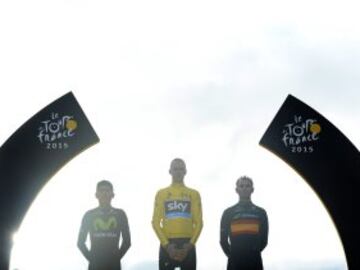 Chris Froome, vencedor del Tour 2015 flanqueado en el podio por Nairo Quintana, segundo en la general y Alejandro Valverde, tercero.