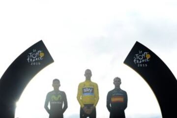 Chris Froome, vencedor del Tour 2015 flanqueado en el podio por Nairo Quintana, segundo en la general y Alejandro Valverde, tercero.