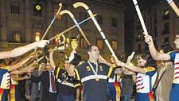 <b>BATALLA DE DESPACHOS. </b>La selección catalana fue recibida en la sede de la Generalitat con todos los honores, después de proclamarse campeona en el Mundial B disputado recientemente en Macao. Ahora, la batalla se ha trasladado de la cancha a los despachos, con mucho ruido político de por medio.