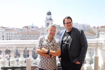 Chicote posando junto a Sanderson