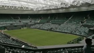 <b>CUBIERTA.</b>El tiempo ya no será un problema para el torneo de Wimbledon. La Pista Cetral del torneo ha inaugurado hoy la novedosa cubiera para los días de mal tiempo.