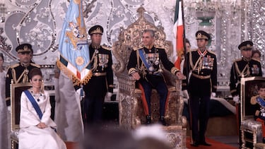 El día que el Sha de Irán montó la fiesta más cara del siglo XX en pleno desierto: 50.000 pájaros muertos y un tarro de tierra final