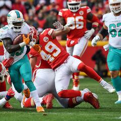 Who won the last regular season game between the Chiefs and the Dolphins?