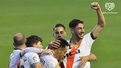 Los compa&ntilde;eros celebran el 1-0 con su autor, Comesa&ntilde;a.