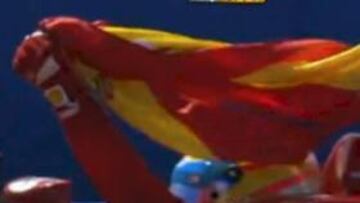 <b>FELIZ. </b>Alonso luce la bandera española en su Ferrari.