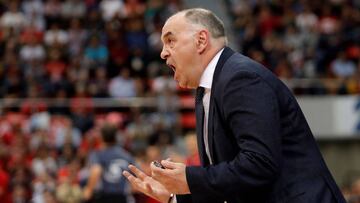 Laso da indicaciones a los suyos durante el partido