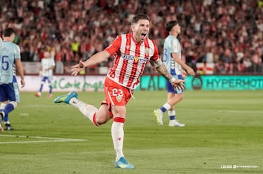 El Almería se llevó el derbi ante el Málaga, con un doblete del que nunca falla cuando llegan los momentos claves. Embarba hizo dos goles que alzan su cifra de goles hasta los 14.