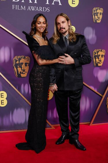 Zoe Saldaña y Marco Perego posan en la alfombra roja de los premios BAFTA 2025 celebrados en el Royal Festival Hall del Southbank Centre de Londres.
