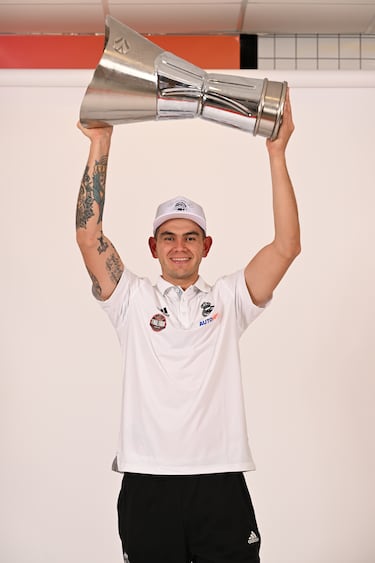 Deck, posando con el trofeo de la Euroliga.