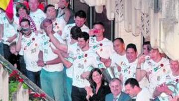 <b>BUENOS RECUERDOS. </b>Los jugadores del Ciudad Real, junto a Díaz de Mera, celebran la Copa de Europa.