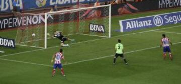 Diego Costa remata de cabeza para hacer el 2-0.