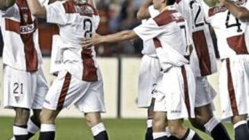 <b>GRUPO COMPACTO. </b>El Sevilla volvió a funcionar como una máquina con Kanouté como la gran estrella del equipo.