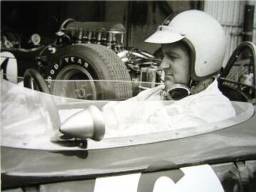 Denny Hulme, piloto de Nueva Zelanda, conquistó el GP de México un 19 de octubre de 1969. Lo hizo a bordo de su McLaren M7A, motor Ford-Cosworth V8 de 2,998 cc.