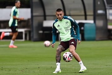 MEX1425. CIUDAD DE MÉXICO (MÉXICO), 09/10/2024.- Roberto Alvarado de la selección mexicana de fútbol, participa en un entrenamiento en el Centro de Alto Rendimiento este martes, en Ciudad de México (México). La Federación Mexicana de Fútbol (FMF) reveló este que no sancionará al delantero Roberto Alvarado, centrocampista de las Chivas del Guadalajara, por lanzarle el pasado jueves un petardo a los periodistas que cubrían a su equipo. EFE/ Sáshenka Gutiérrez
