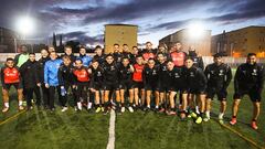 La plantilla del Linares, con el staff t&eacute;cnico incluido, posa para AS ayer por la tarde en Linarejos antes del entrenamiento.