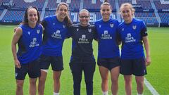 Alharilla, Paula Tomás, Leire Baños y Mendoza posan junto a Mariví, exjugadora del Levante, en el Ciutat de València.