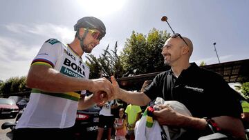 GRAF5124. SALAMANCA, 03/09/2018.- Jesús Esteban, el motorista de aisistencia de La Vuelta que en la edición de 2015 derribó al corredor eslovaco Peter Sagan, le entrega, como recuerdo, la pantalla de la moto que chocó contra él. Sagan se retiro de la carrera y ese año ganó el primero de sus tres Campeonatos del Mundo. EFE/Manuel Bruque
