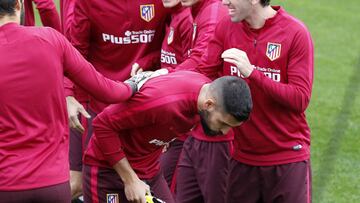 Los jugadores del Atlético felicitan a Carrasco por su renovación.