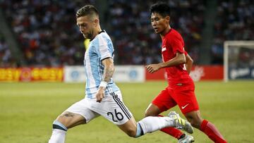 SIN11 SINGAPUR (SINGAPUR) 13/06/2017.- El centrocampista argentino Alejandro &#039;El Papu&#039; Gomez (i) lucha por el bal&oacute;n con Nazrul Nazari (d) de Singapur durante un partido amistoso disputado en el Estadio Nacional en Singapur, hoy, 13 de junio 2017. EFE/Wallace Woon