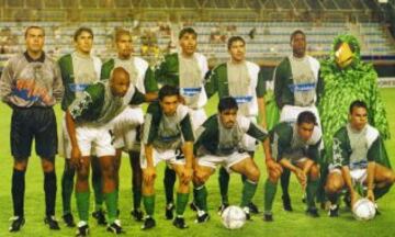 Santiago Wanderers sorprendió al ser campeón chileno en 2001 y así disputó la copa al año siguiente. Aunque quedó eliminado, se dio el gusto de ganarle a Boca Juniors.