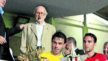 SE LLEVÓ EL TROFEO. Javi Venta, acompañado por Campano, recoge la copa de ganar del torneo Ciudad de Tarragona.