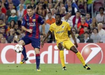 El delantero del FC Barcelona Lionel Andrés Messi controla el balón ante el centrocampista del Apoel Vinicius Oliveira, durante el partido de la primera jornada del Grupo G de Liga de Campeones, disputado esta noche en el Camp Nou.