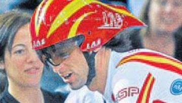 <b>BRONCE. </b>Sergi Escobar, con su esposa y su hijo nada más acabar la prueba de persecución.