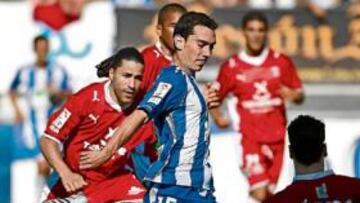 <b>SOSPECHA. </b>Carpintero se dispone a disparar ante la mirada de Juanma en el Málaga-Tenerife.