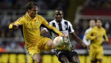 Torsiglieri, en la imagen con la camiseta amarilla del Metallist en un partido ante el Newcastle, nuevo fichaje del Almería.