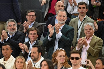 Presidente del Consejo Superior de Deportes, José Manuel Rodríguez Uribes, el alcalde de Madrid, José Luis Martínez-Almeida, el Rey Felipe y el Director Ejecutivo de Mutua Madrileña, Ignacio Garralda, durante el partido de Rafa Nadal en el Mutua Madrid Open.