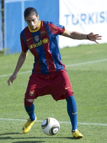 Militó en el Barcelona entre 2008 y 2009 y en el Sevilla entre 2010 y 2012.