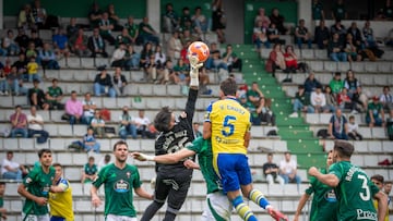 A Malata logró parar la sangría en las gradas y ante el Cádiz se llegó a 3.000 aficionados.