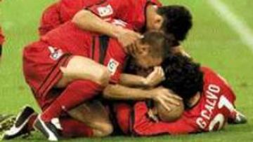 FELICITACIONES AL DEBUTANTE. Los jugadores atléticos forman una piña sobre Movilla que se pudo estrenar como goleador esta temporada.