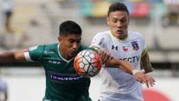 Miño disputa el balón con el colombiano Reina de Colo Colo.