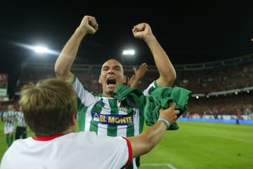 Una roca atrás por su fortaleza física y su contundencia por arriba. Estuvo hasta once campañas en el equipo bético antes de marcharse en 2010 al Vaslui de Rumanía. No tardaría en decir adiós al fútbol tras jugar también finalmente en el Huesca. Emprendió una carrera como representante de futbolistas.