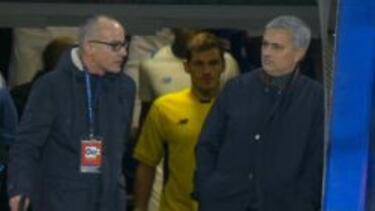 MORBO. Mourinho interrumpe ‘involuntariamente’ la salida de Casillas al césped de Stamford Bridge.