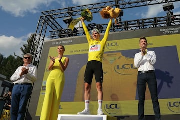 El ciclista esloveno Tadej Pogacar en el podio como vencedor de la etapa de hoy.