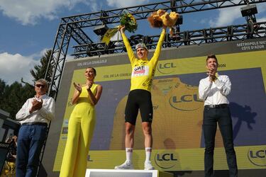 El ciclista esloveno Tadej Pogacar en el podio como vencedor de la etapa de hoy. 